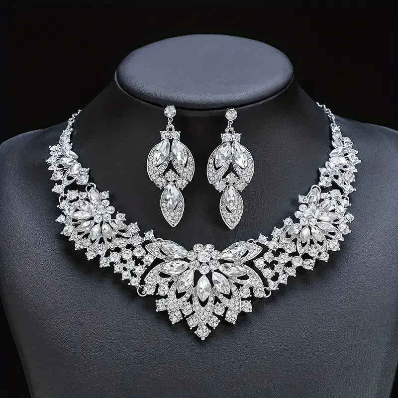 Inlaid Rhinestone Trendy Leaf Design