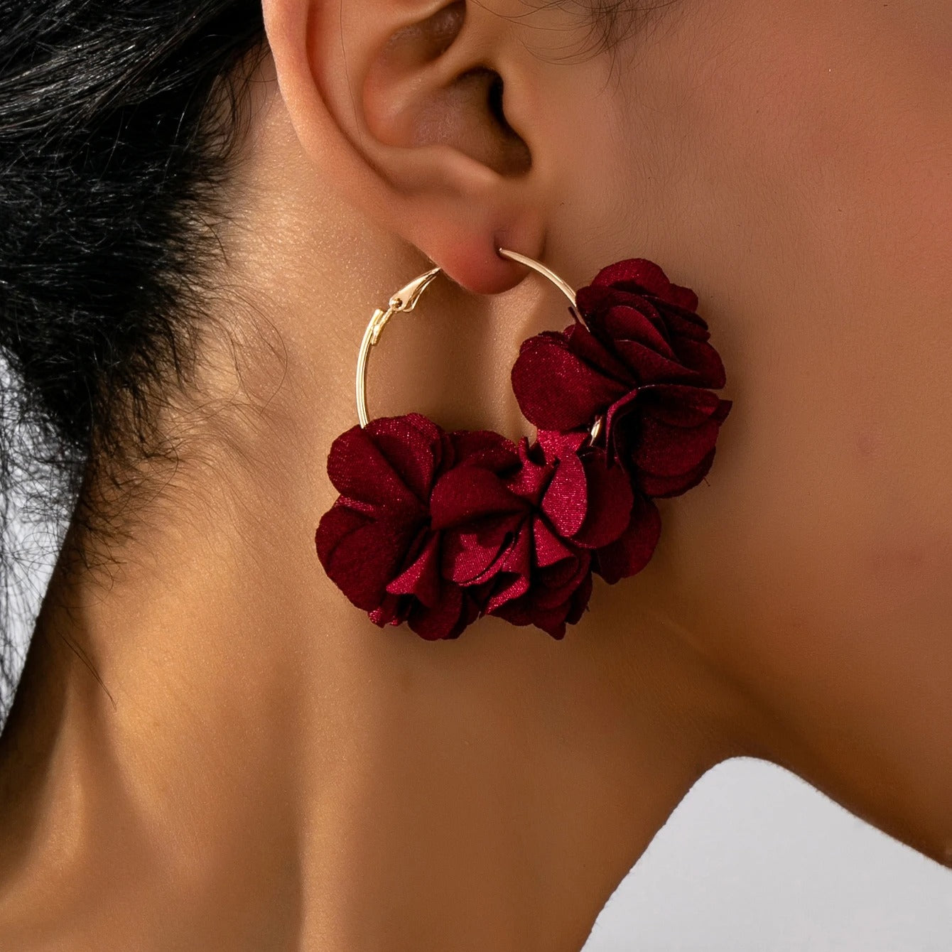 A Pair of Women's Fashionable Hoop Earrings